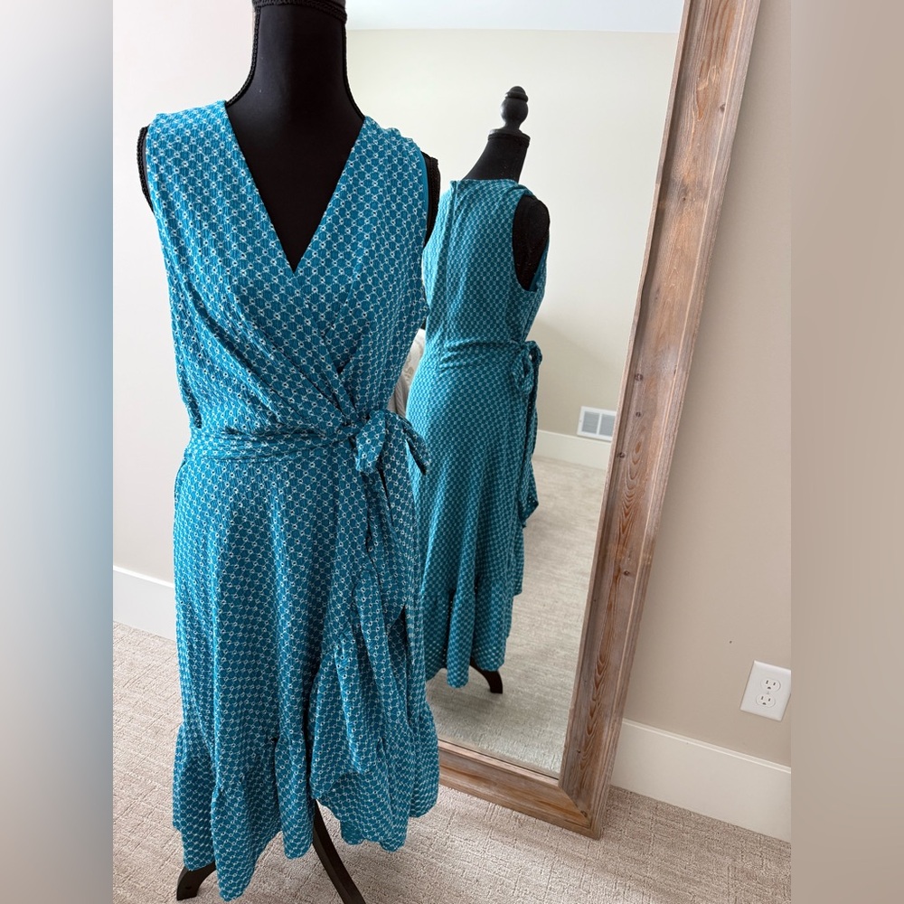 Maggy London lined sleeveless dress! Color is teal